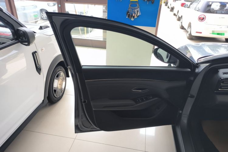 Used BYD Qin L 2025 DM-i Smart Drive 80KM Leading Model
