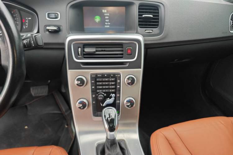 Used Volvo S60 2015 S60L 2.0T Zhiyuan Edition
