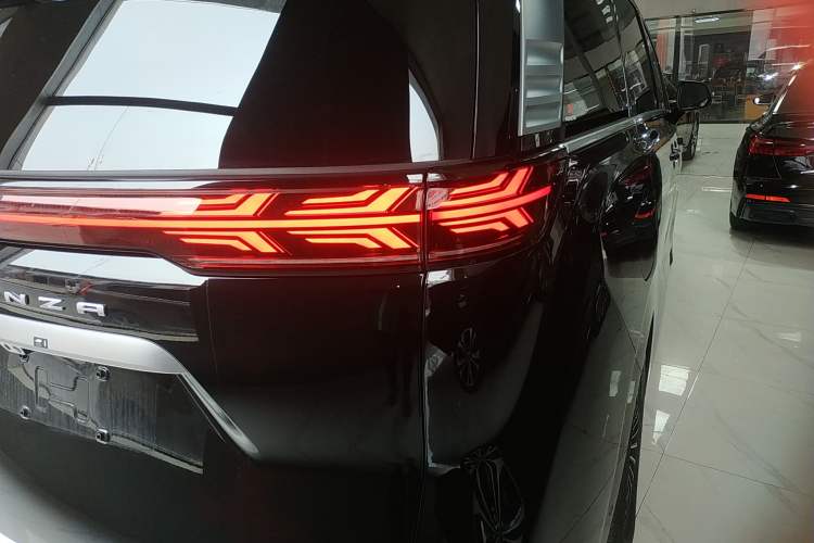 Used Denza D9 2025 DM-i Intelligent Drive 1020 Four-Wheel Drive Prestige Model
