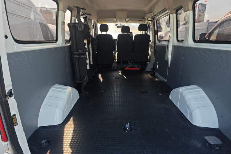 Used SAIC MAXUS Xintu V80 2023 2.0T Manual Classic Aoyuntong Long Wheelbase Mid-Height 6/7/8/9-Seater
