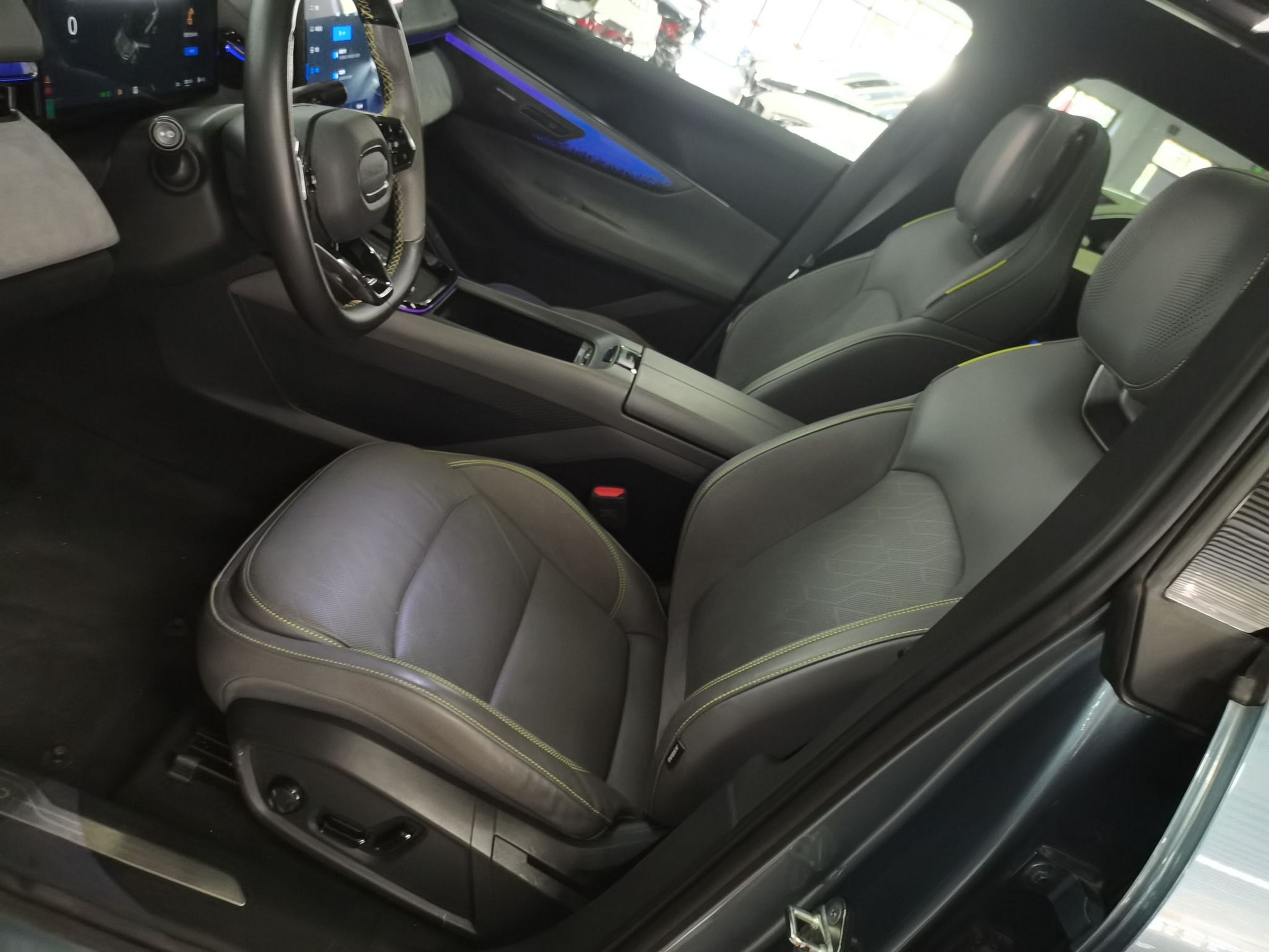 المقاعد الأمامية داخل السيارة