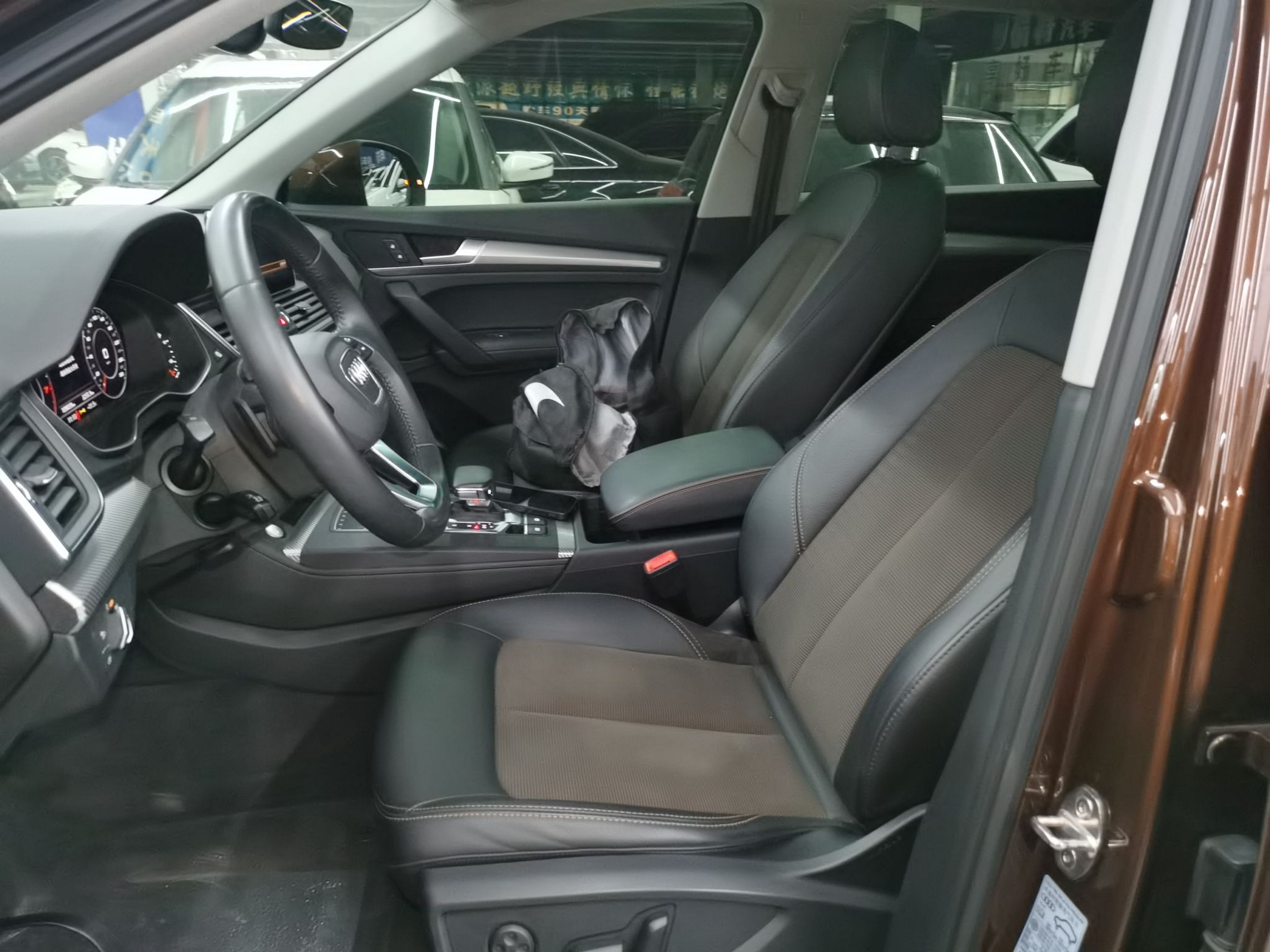 Переднее сиденье в автомобиле