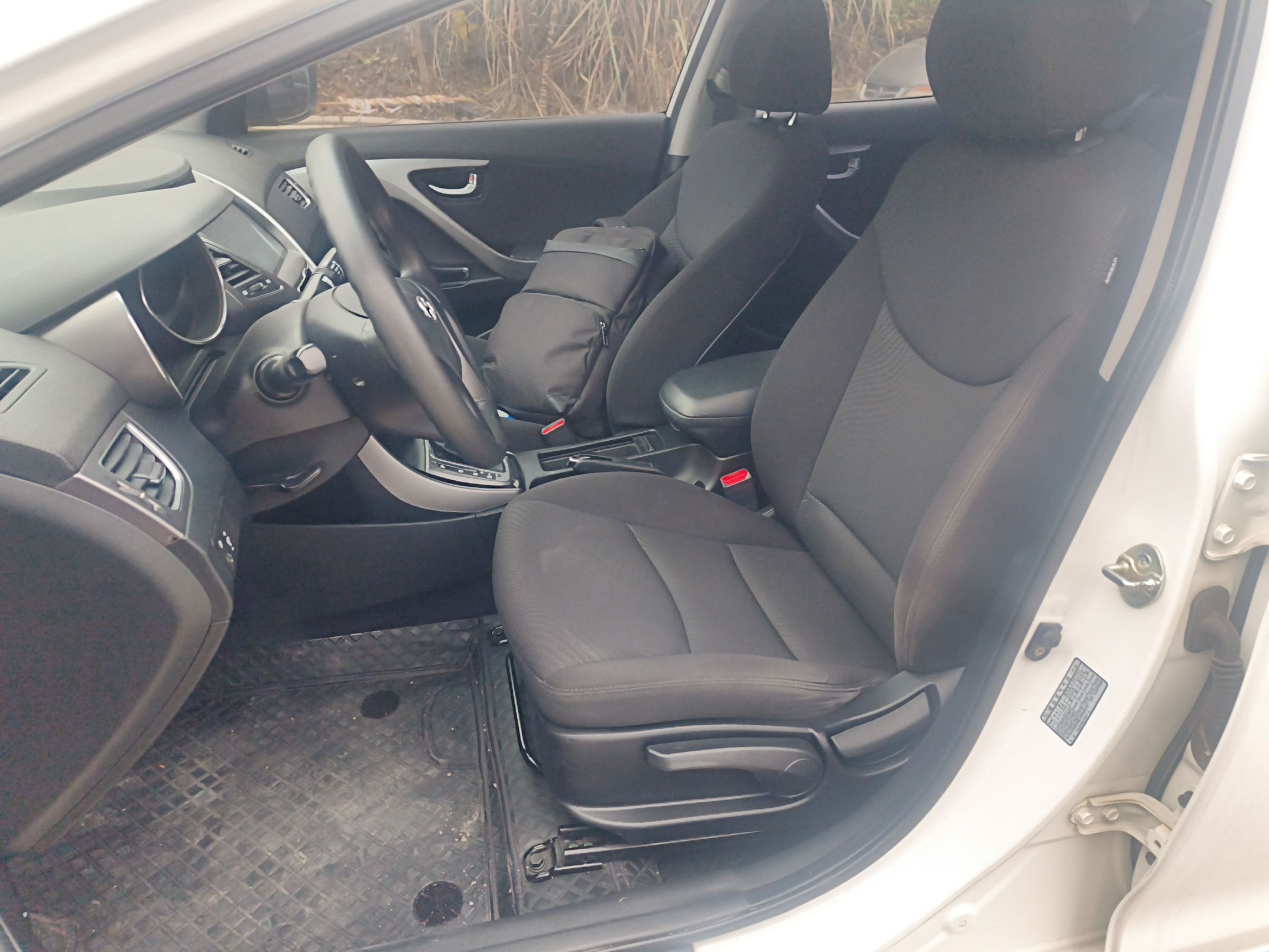 Переднее сиденье в автомобиле