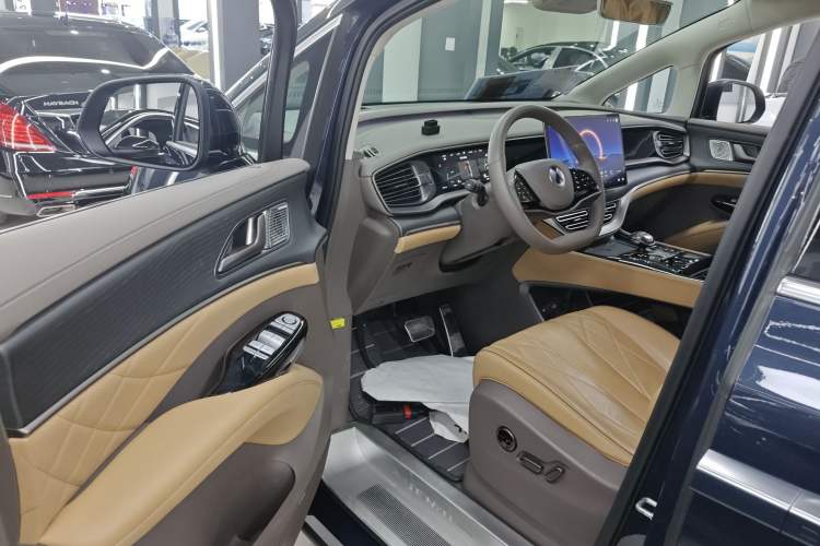 Used Denza D9 2022 DM-i 970 Four-Wheel Drive Flagship Model
