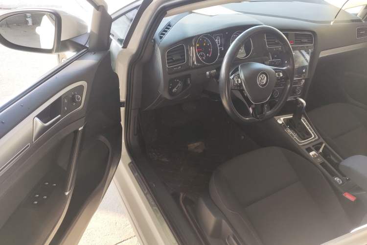 Used Volkswagen Golf 2020 Zhiai Edition 200TSI DSG Comfortable & Ambitious Version
