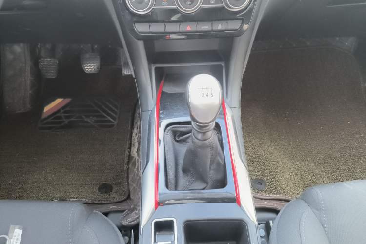 Used Haval H2 2018 Chuanxiang Edition Blue Badge 1.5T Manual Two-Wheel Drive Fashionable Model