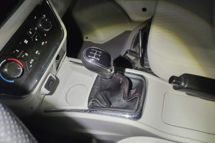 Used Jinbei New Hiace S 2023 1.5L Wealth Edition Van 2/5-Seater Non-Air-Conditioned Version SWC15M