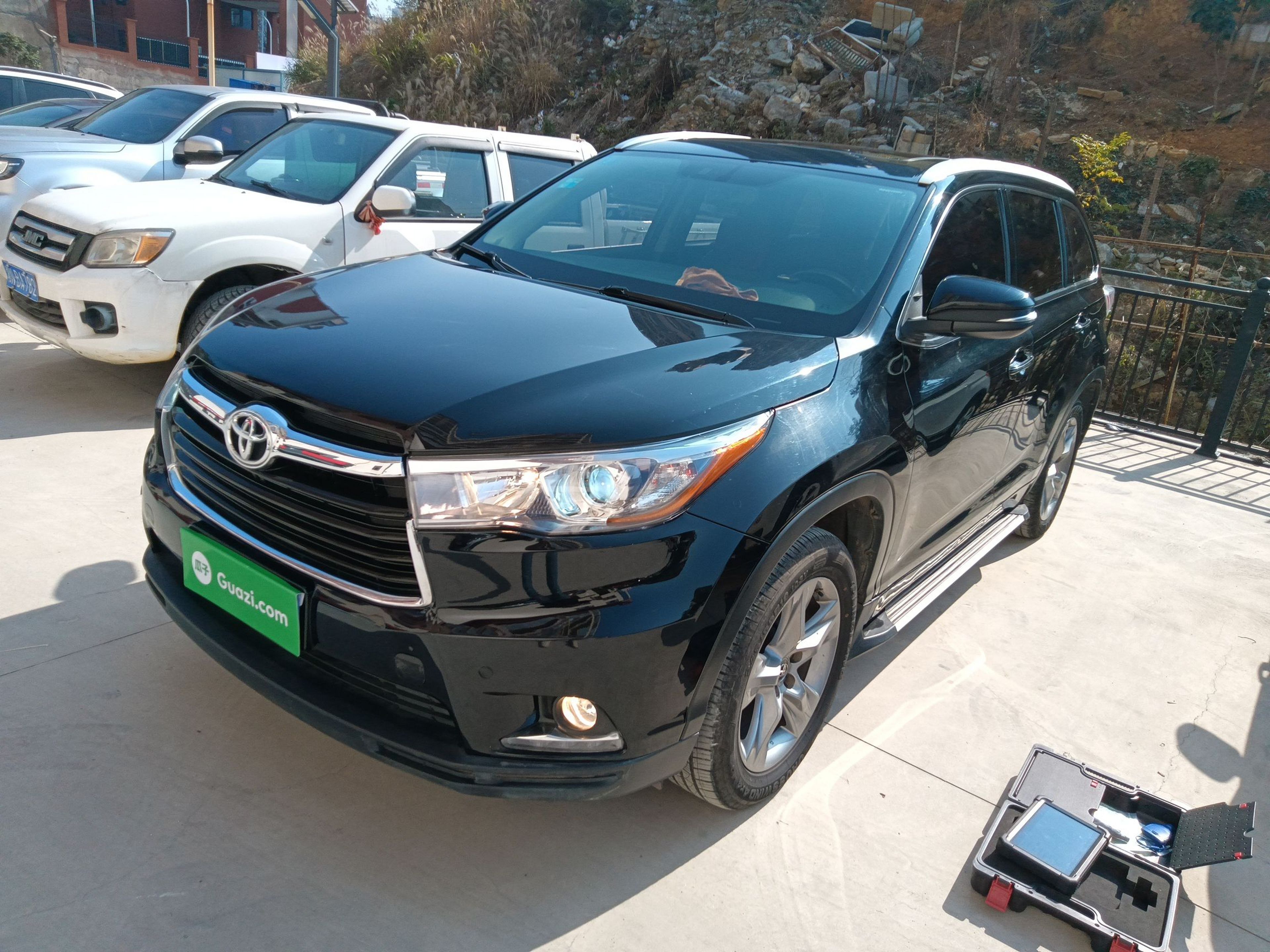 Под передней частью автомобиля