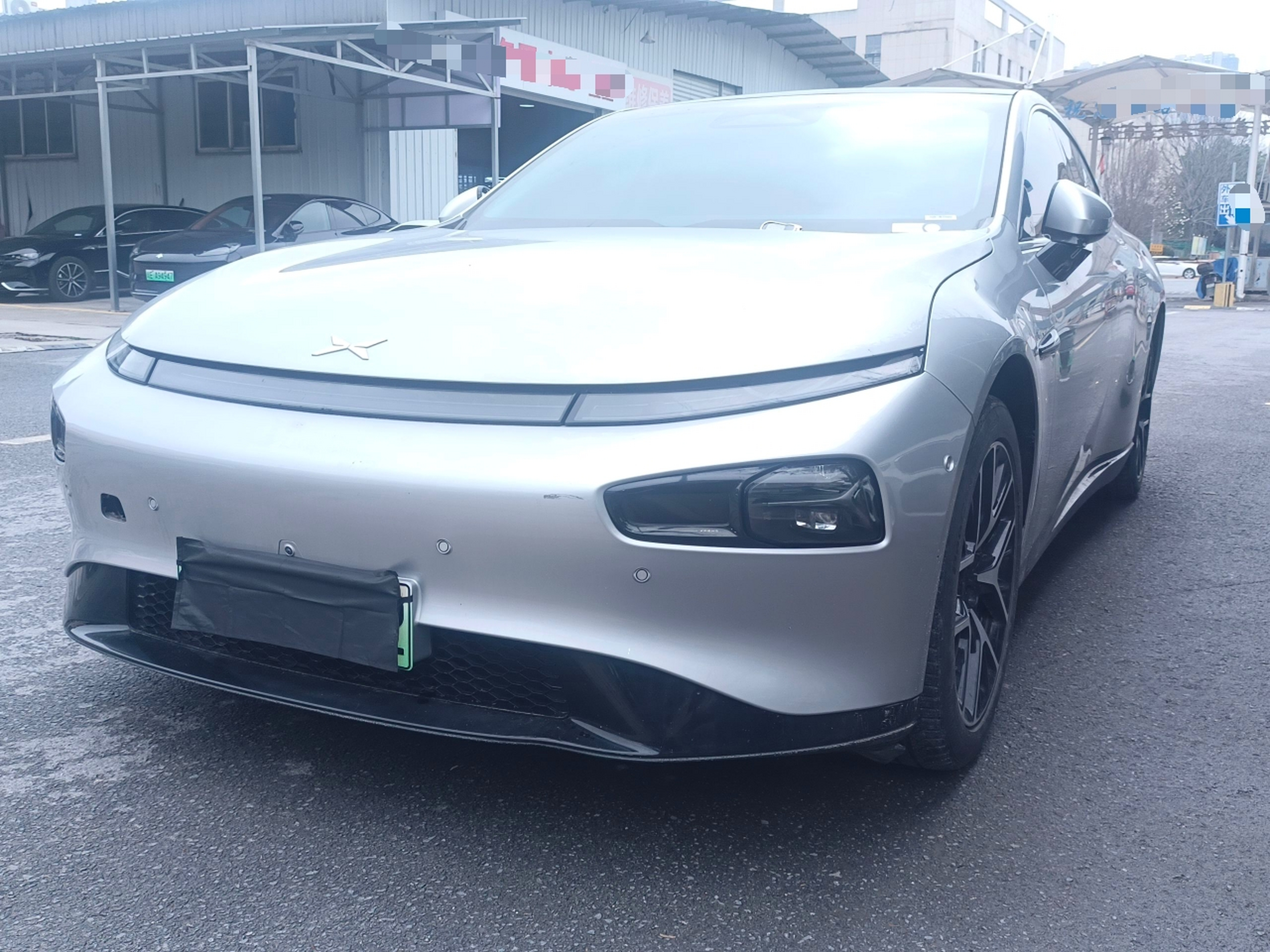 Под передней частью автомобиля