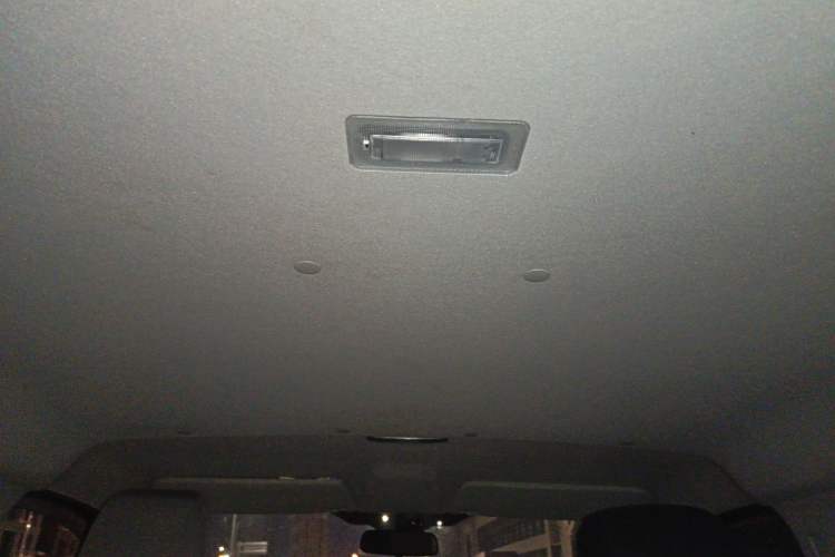 Used Ford Transit 2022 2.0T Gasoline Automatic Multi-Function Commercial Vehicle Mid-axle Low-Roof Design with Dual Rear Doors Meeting China VI Emission Standards