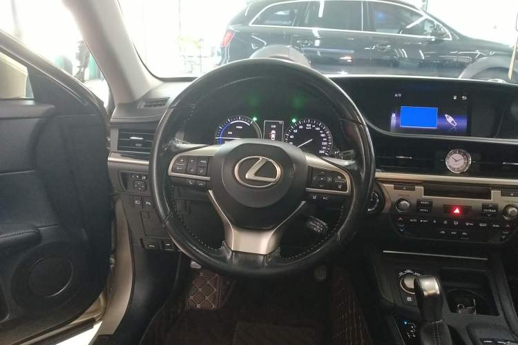 Used Lexus ES 2015 300h Comfort Edition
