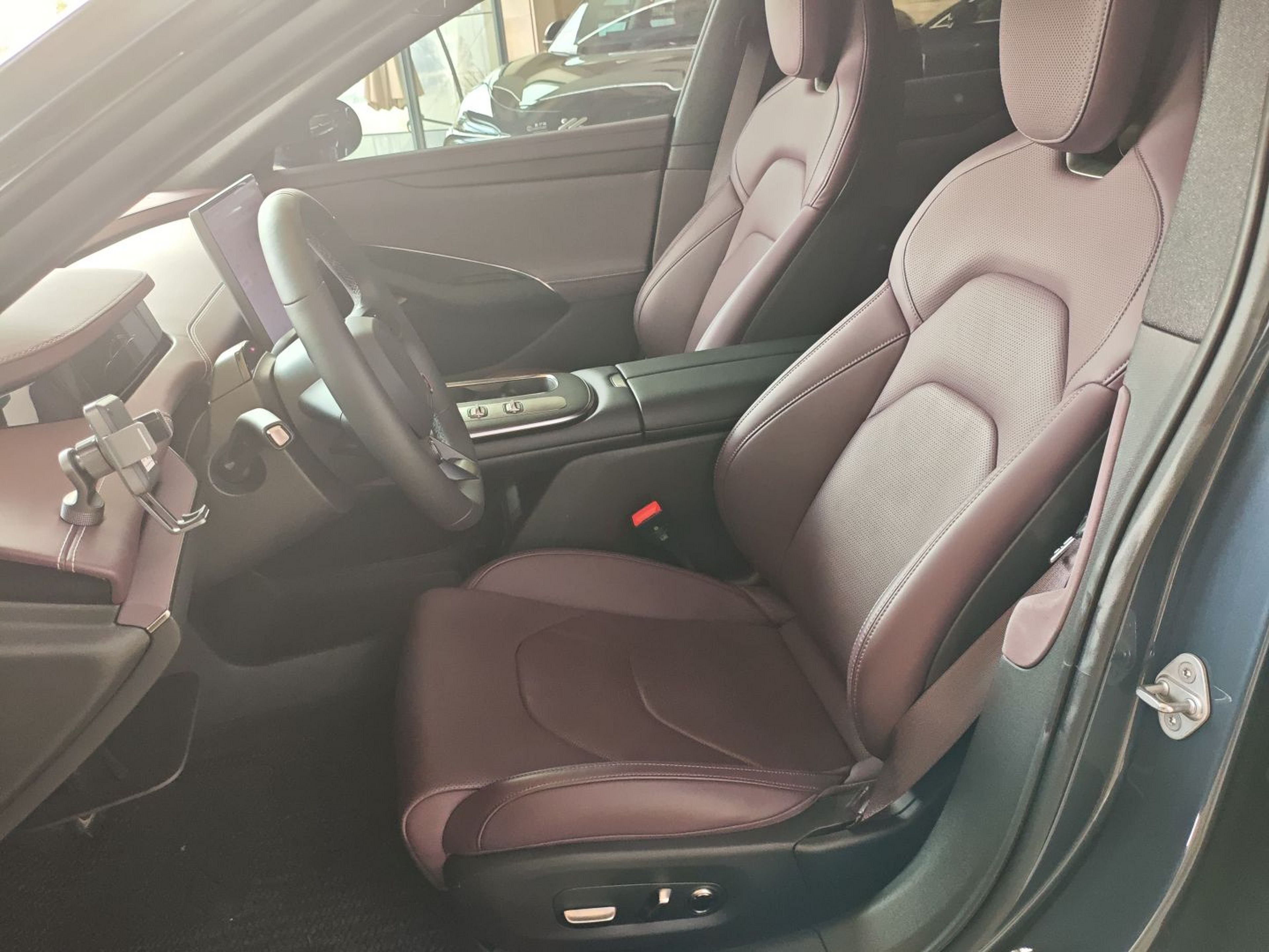 Переднее сиденье в автомобиле