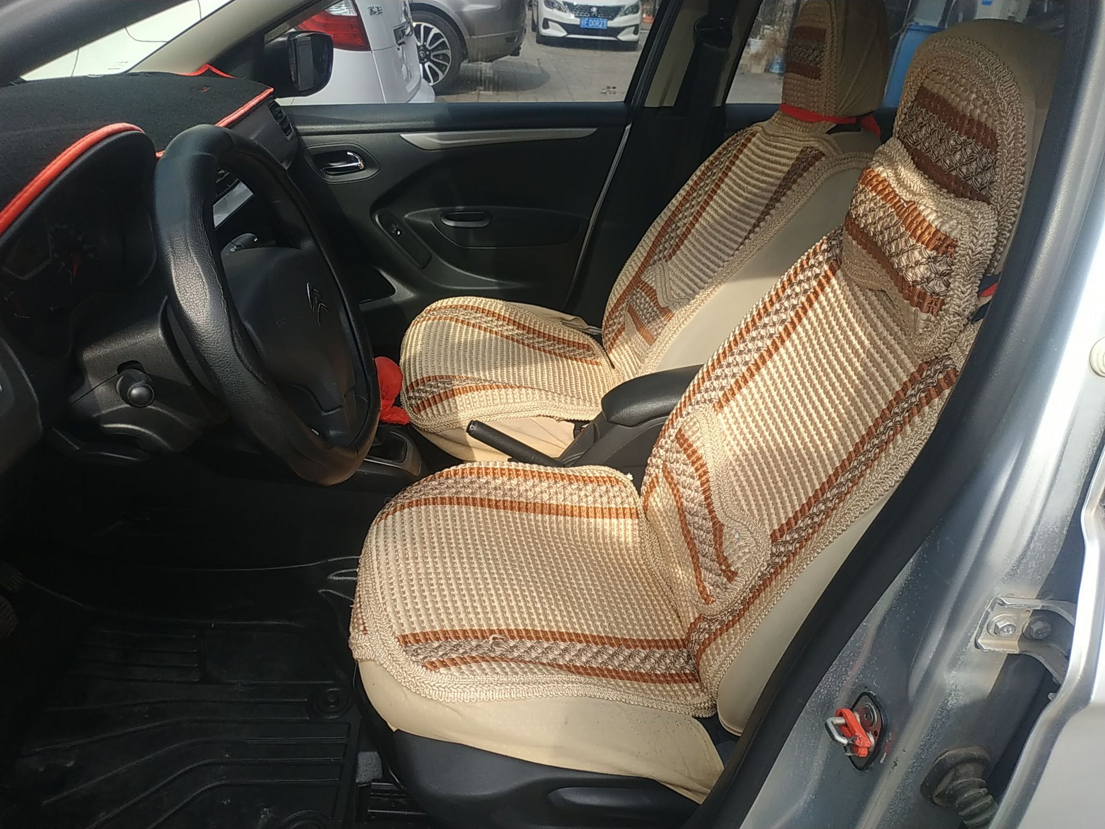 المقاعد الأمامية داخل السيارة