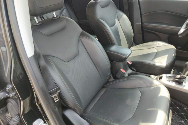 Used  Compass 2019 200T Automatic Family Edition - Connected Large Screen Version
