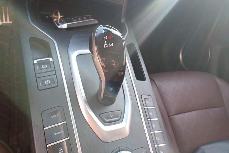 Used Wey VV6 2018 2.0T Two-Wheel Drive Flagship Version China V Standard
