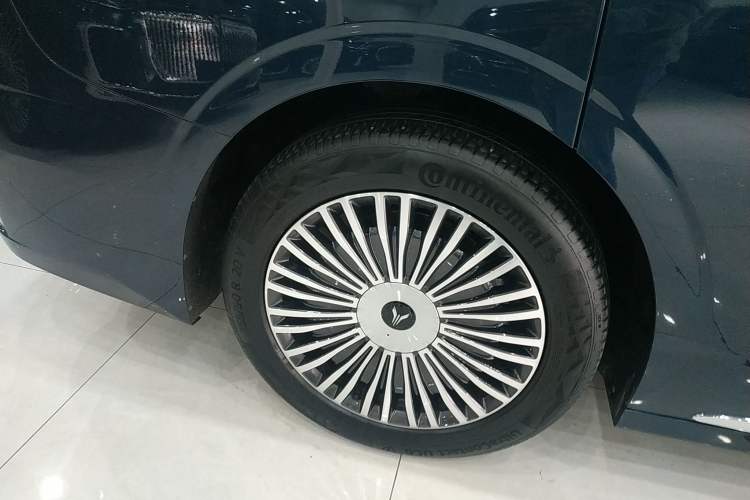 Used VOYAH Dream 2025 PHEV Four-Wheel Drive Prestige Kunpeng Edition
