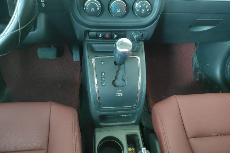 Used  Compass 2015 2.0L two-wheel drive sport version