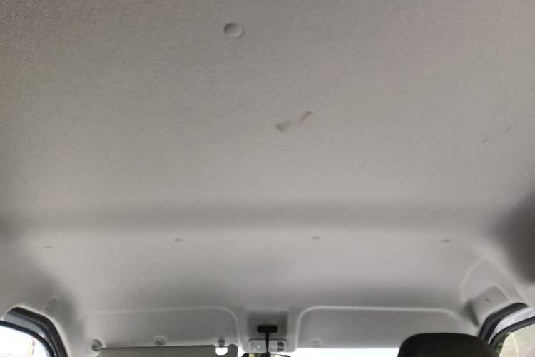 Used Wuling Yangguang 2024 300KM Comfort Version Passenger Van 75kW
