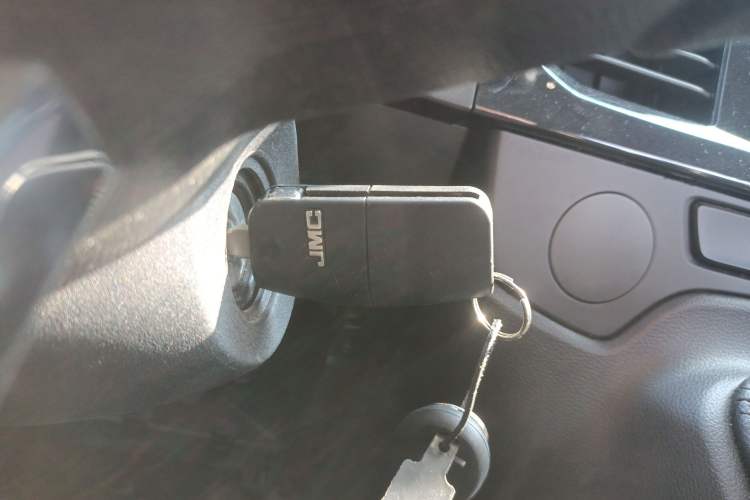 Used JMC Fushun 2025 2.0T 6MT Diesel Mid-Roof High-Arch Commercial Multi-Purpose 7-Seater Passenger Vehicle