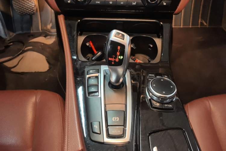 Used BMW 5 Series 2014 528Li Leading Model
