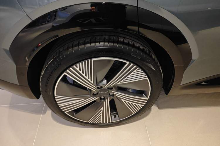 Used Lynk & Co 08 EM-P 2025 220 km All-Wheel-Drive Performance Halo
