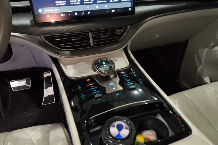 Used Denza D9 2022 DM-i 1040 Prestige Model
