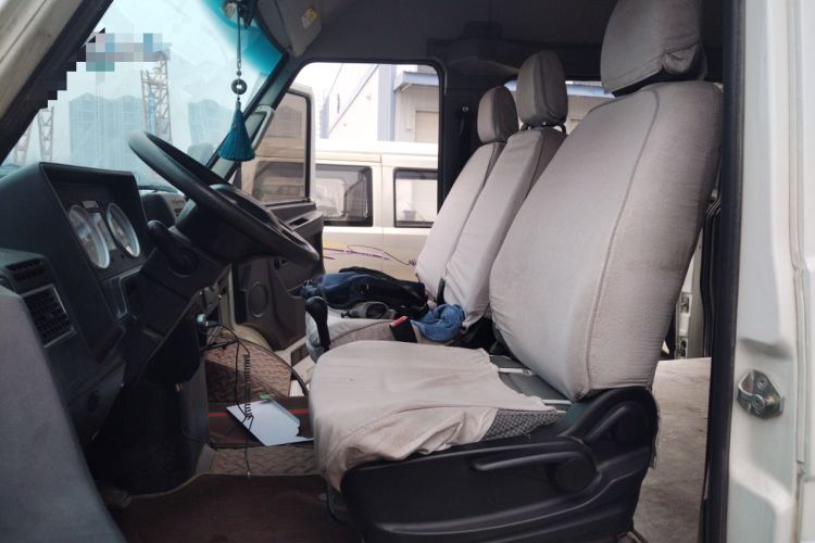 Used Iveco Daily 2021 2.5T A35 M1 Passenger Van 5-9 Seater Short Wheelbase Mid-Roof Design Dual Tires Side Sliding Door
