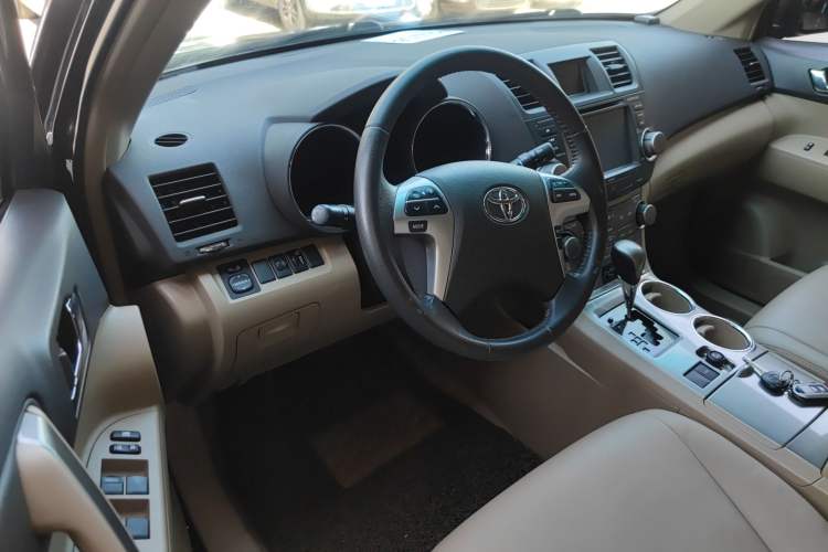 Used Toyota Highlander 2012 2.7L Two-Wheel Drive 7-Seater Luxury Edition
