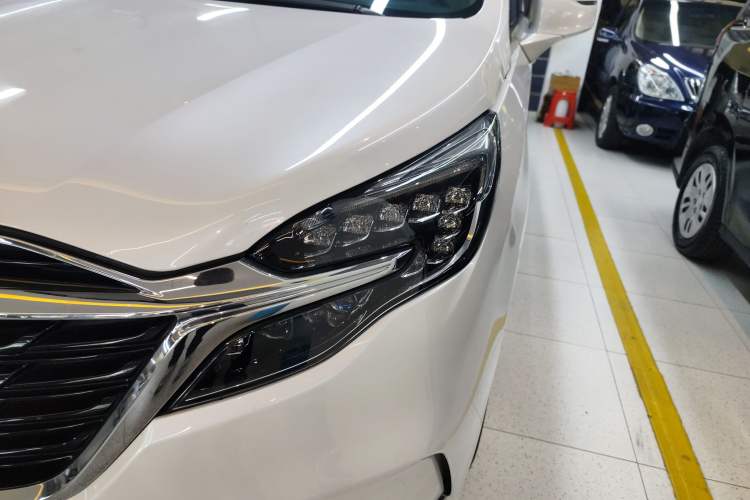 Used Buick GL8 2022 ES Landtrek 653T Luxury Edition