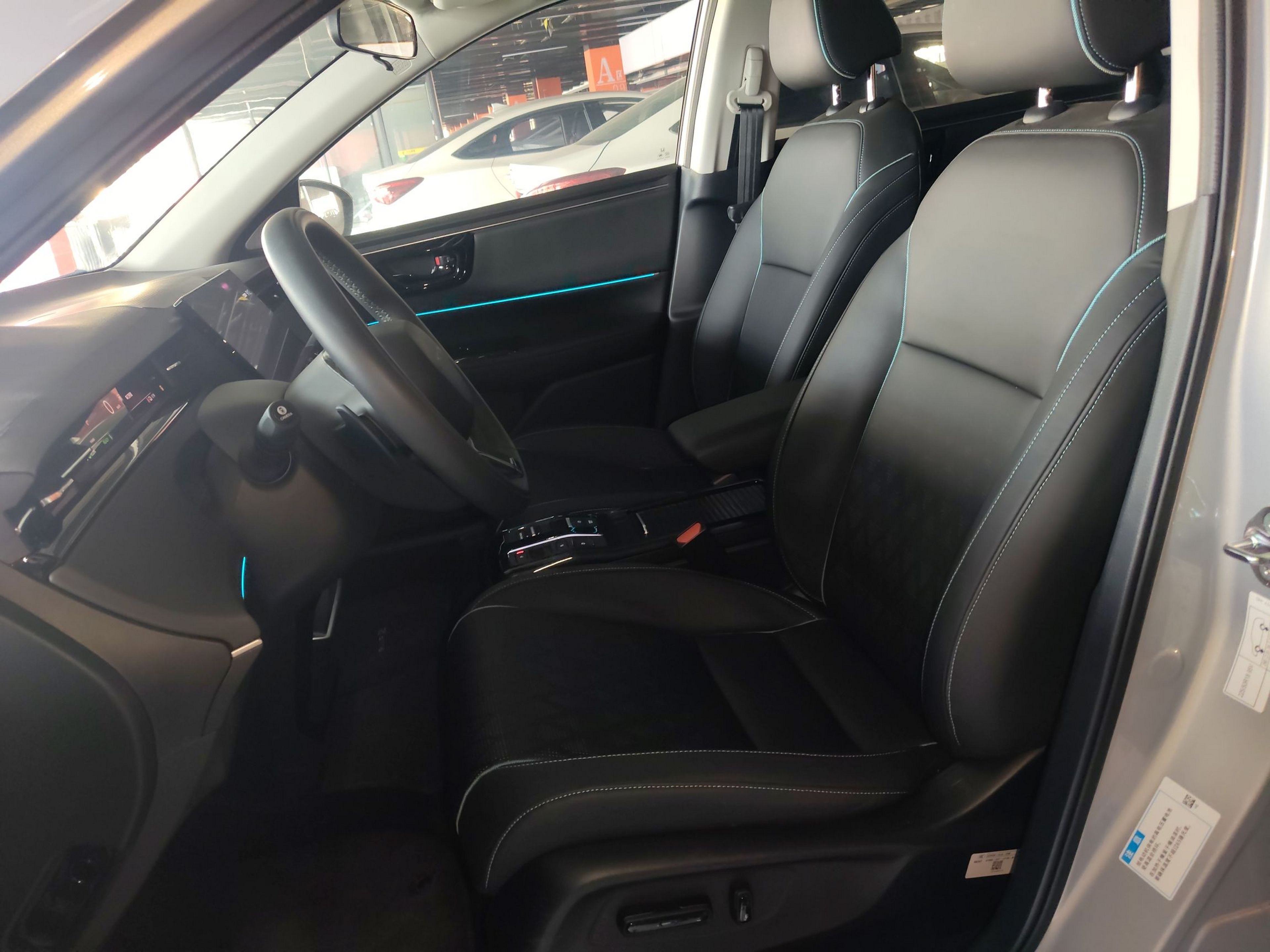 المقاعد الأمامية داخل السيارة