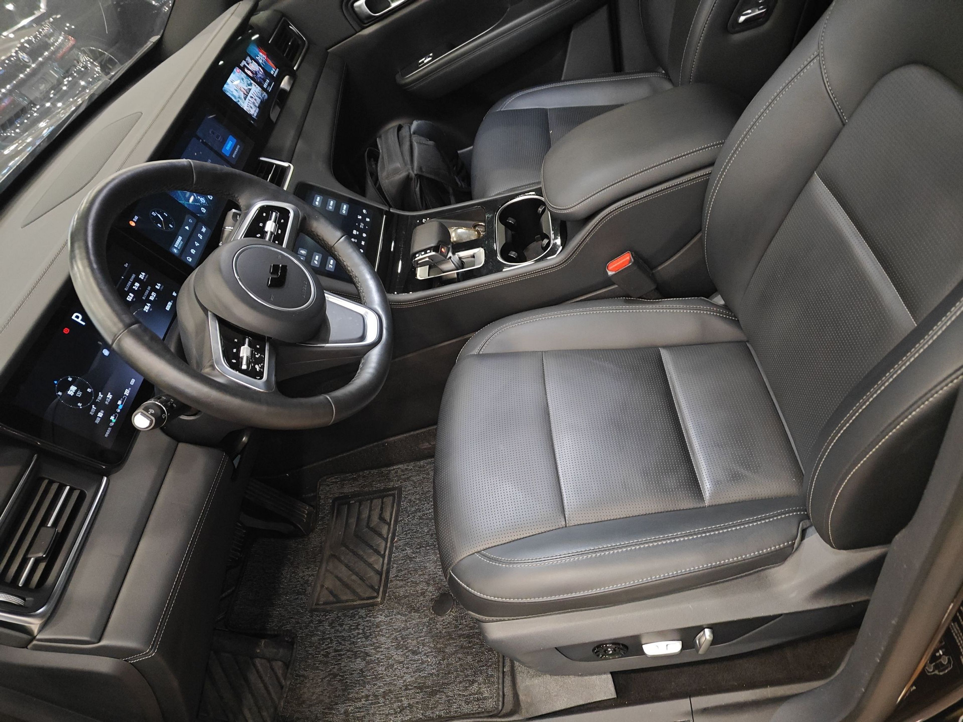 المقاعد الأمامية داخل السيارة