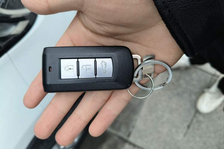 Used Mitsubishi Outlander 2019 2.4L 4x4 Zhi Xiang Edition 5 Seats China V Emission Standard