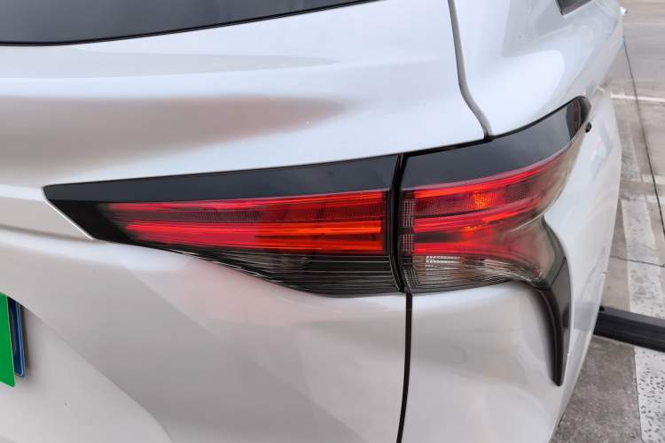 Used Toyota Sienna 2023 2.5L Hybrid Luxury Edition