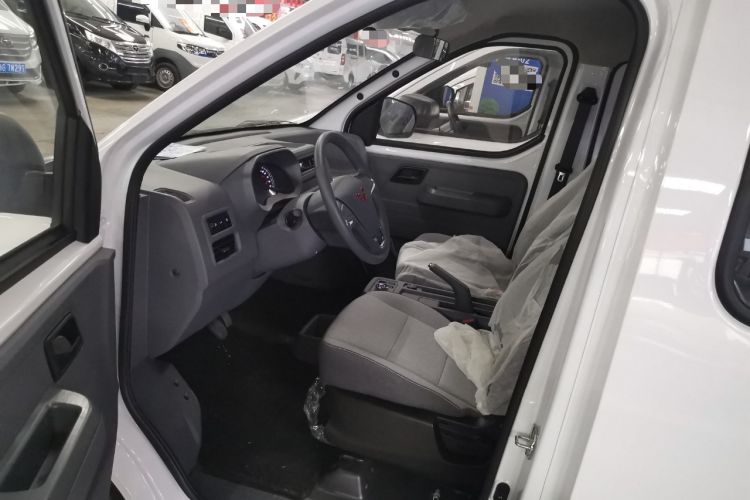 Used Wuling Yangguang 2025 Model 310KM Bus Edition—Customized by CATL
