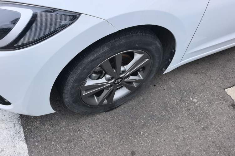 Used Hyundai Elantra 2016 1.6L Manual ZhiXuan · Dynamic Model
