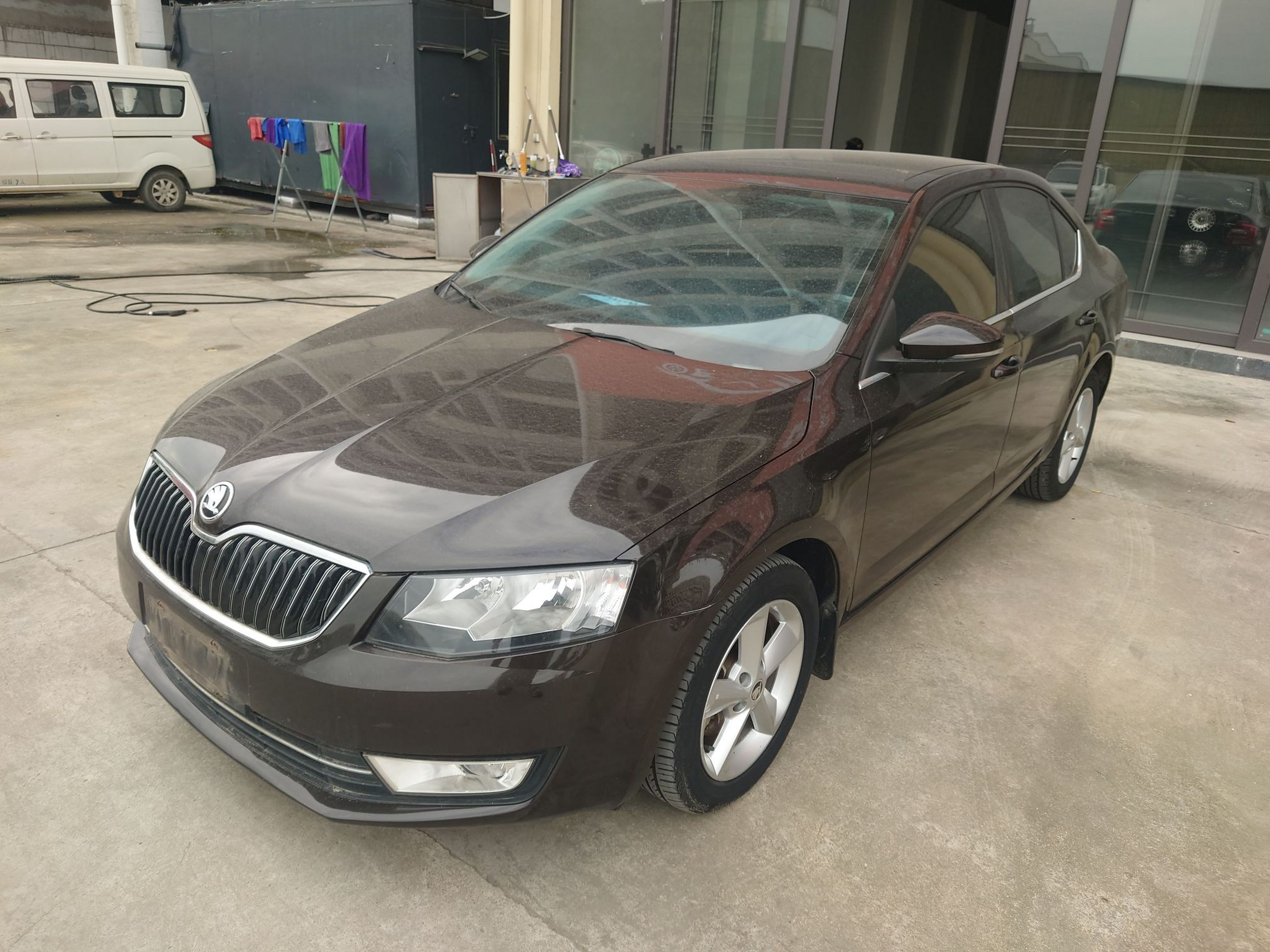 Под передней частью автомобиля