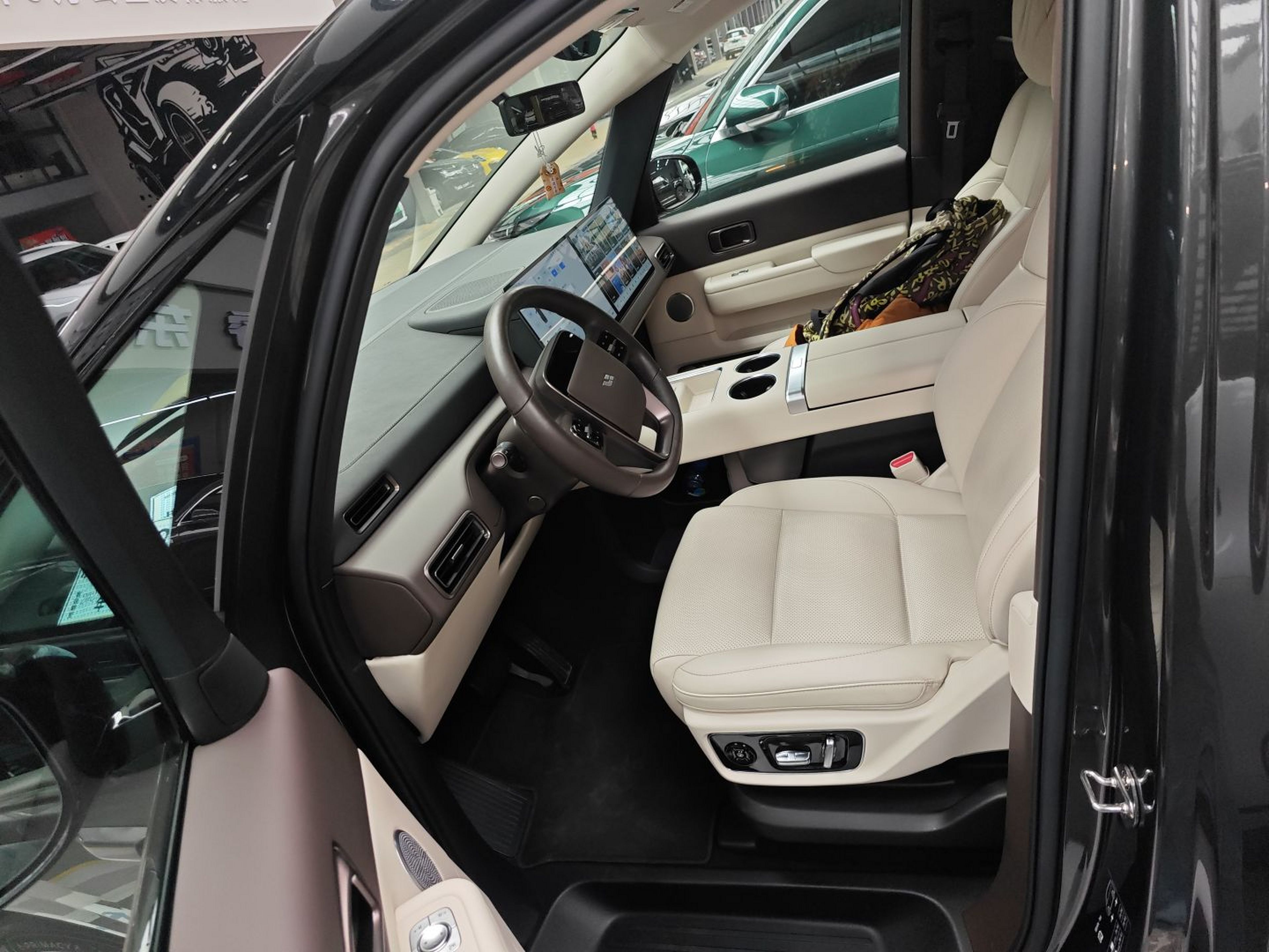 المقاعد الأمامية داخل السيارة