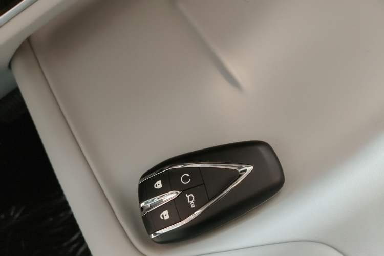 Used Changan UNI-Z New Energy 2024 Blue Whale Smart Electric iDD 125km Beyond Edition
