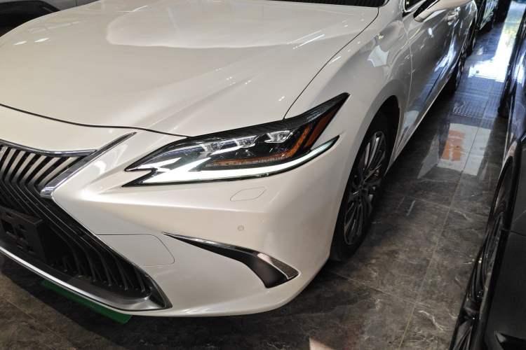 Used Lexus ES 2020 300h Deluxe Edition
