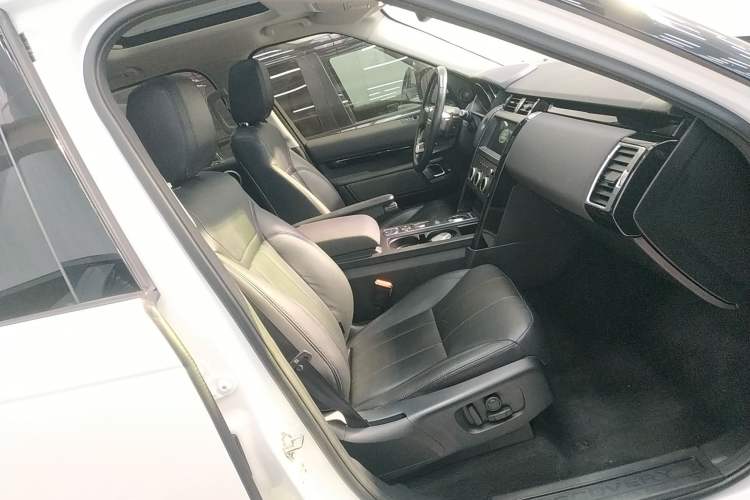 Used Land Rover Discovery 2019 2.0T SE
