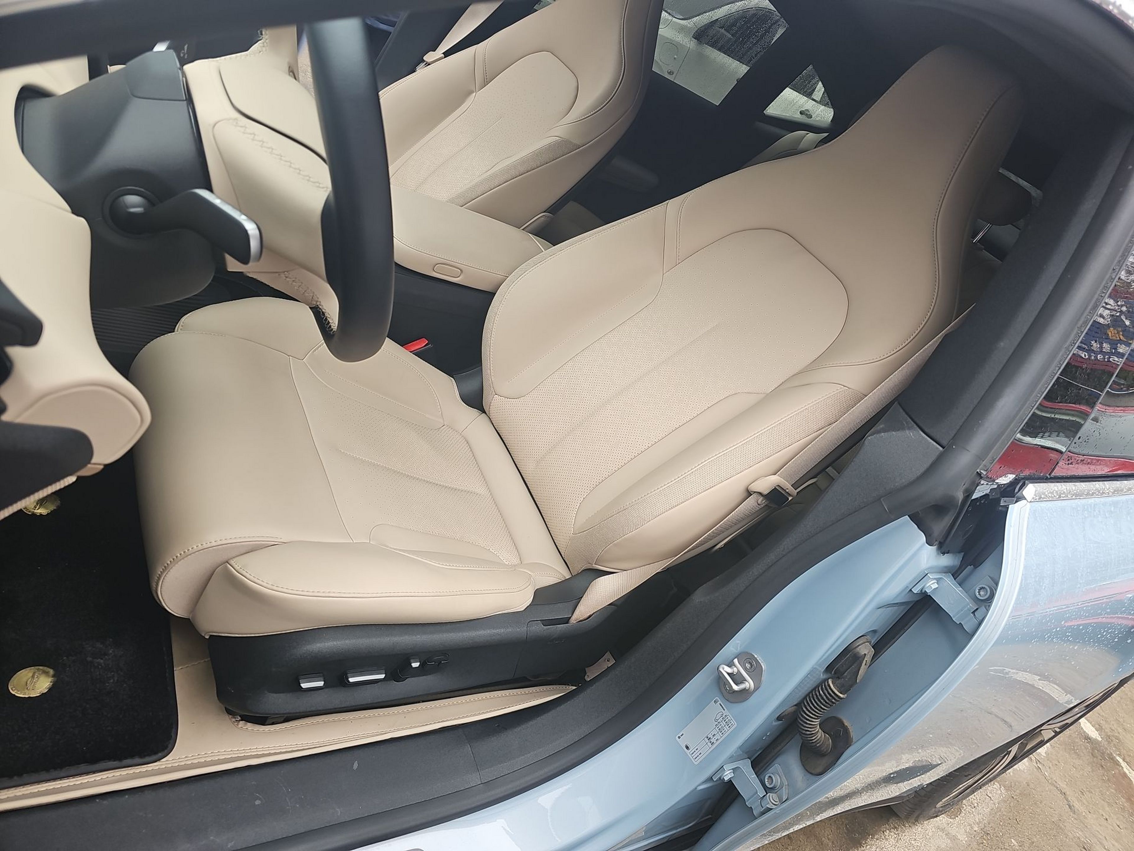 Переднее сиденье в автомобиле