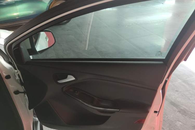 Used Ford Focus 2018 Hatchback Classic 1.6L Automatic Trendy SmartDrive Edition
