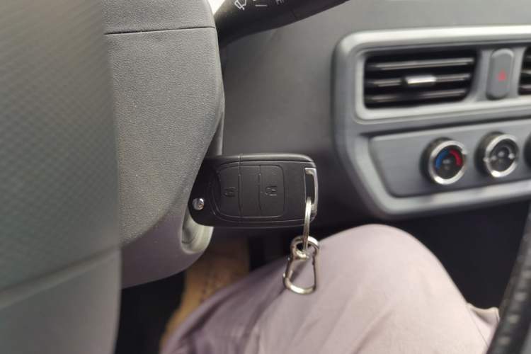 Used Wuling Yangguang 2024 300km Comfort-Grade Passenger Van 60kW