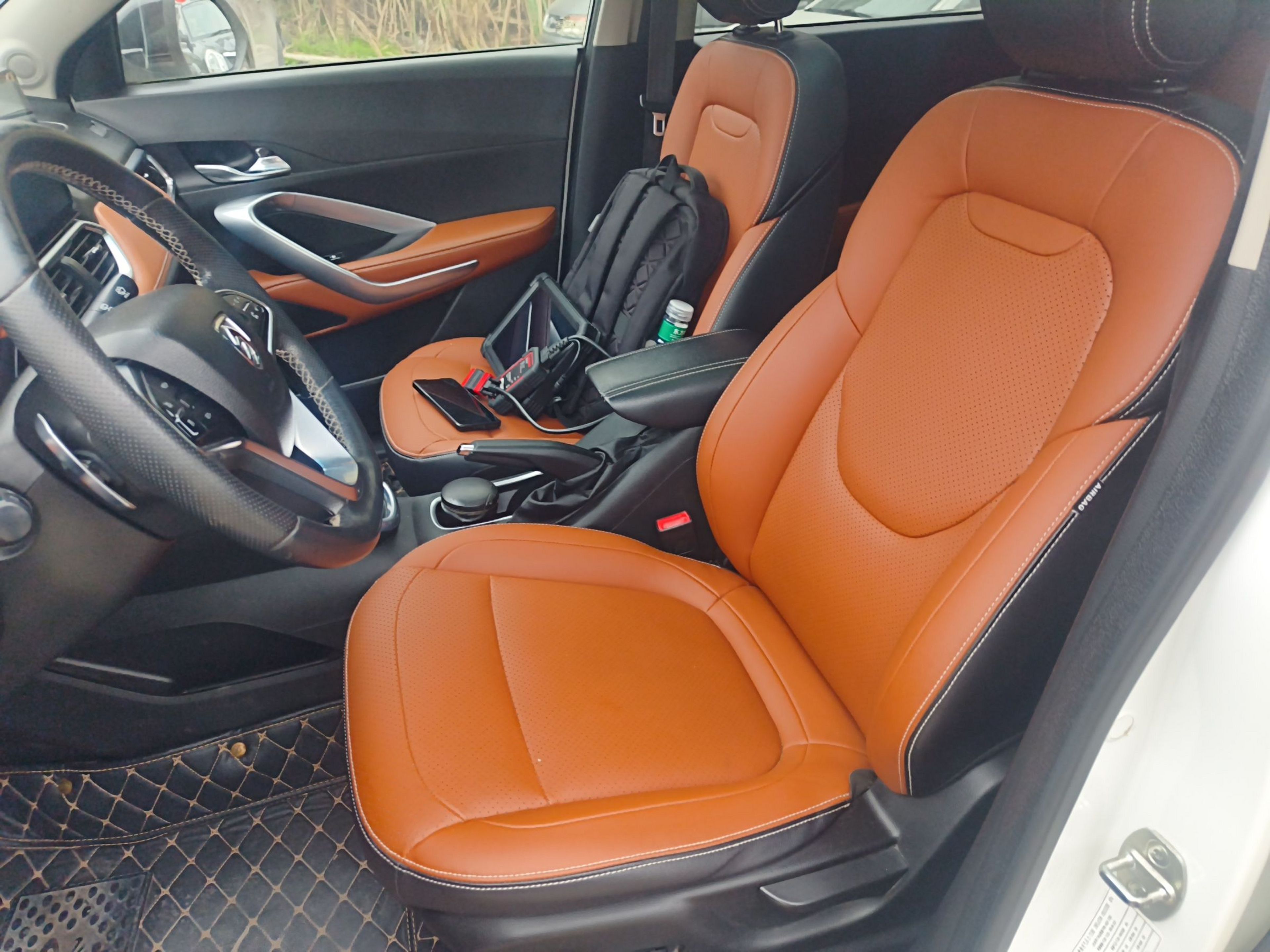 المقاعد الأمامية داخل السيارة