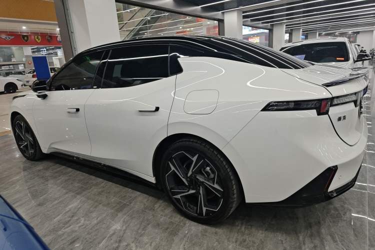 Used Lynk & Co 07 2024 EM-P 126 Long-Range Halo
