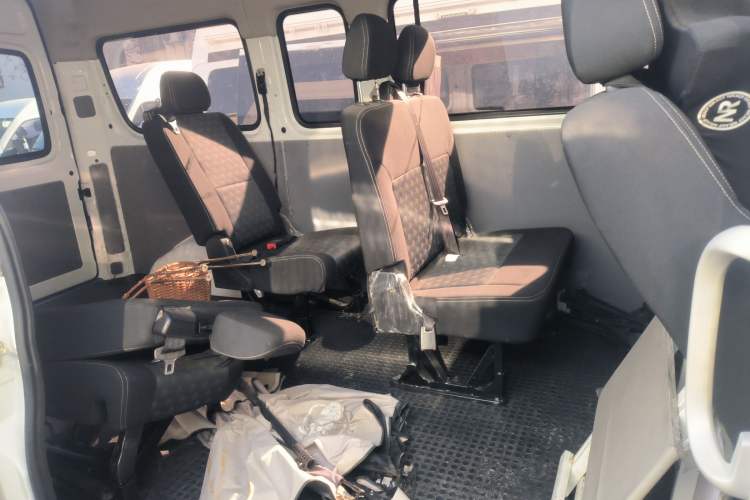 Used SAIC MAXUS Xintu V80 2024 Aotong Value Edition 6MT Long-Wheelbase Mid-Roof Model with 127 Ps Available in 6/7/8/9-Seater Configurations
