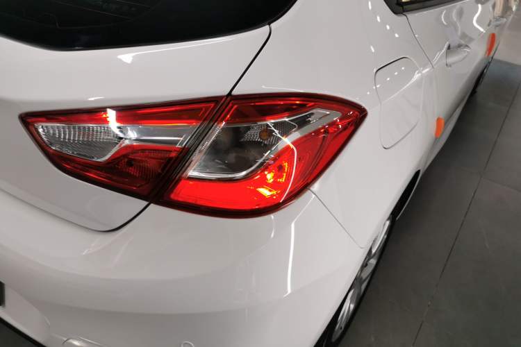 Used Chevrolet Cruze 2017 1.5L Hatchback Automatic Pioneer Sunroof Edition
