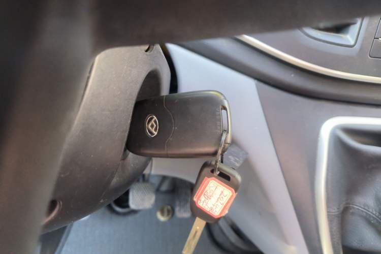 Used SAIC MAXUS Xintu V80 2024 Aotong Value Edition 6MT Long-Wheelbase Mid-Roof Model with 127 Ps Available in 6/7/8/9-Seater Configurations
