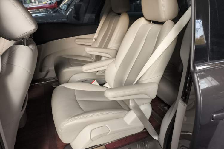 Used Buick GL8 2023 Land Executive Class Comfort Model