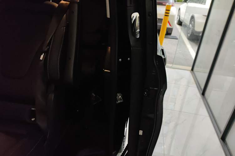 Used Mercedes-Benz V-Class 2021 V 260 Avantgarde Edition
